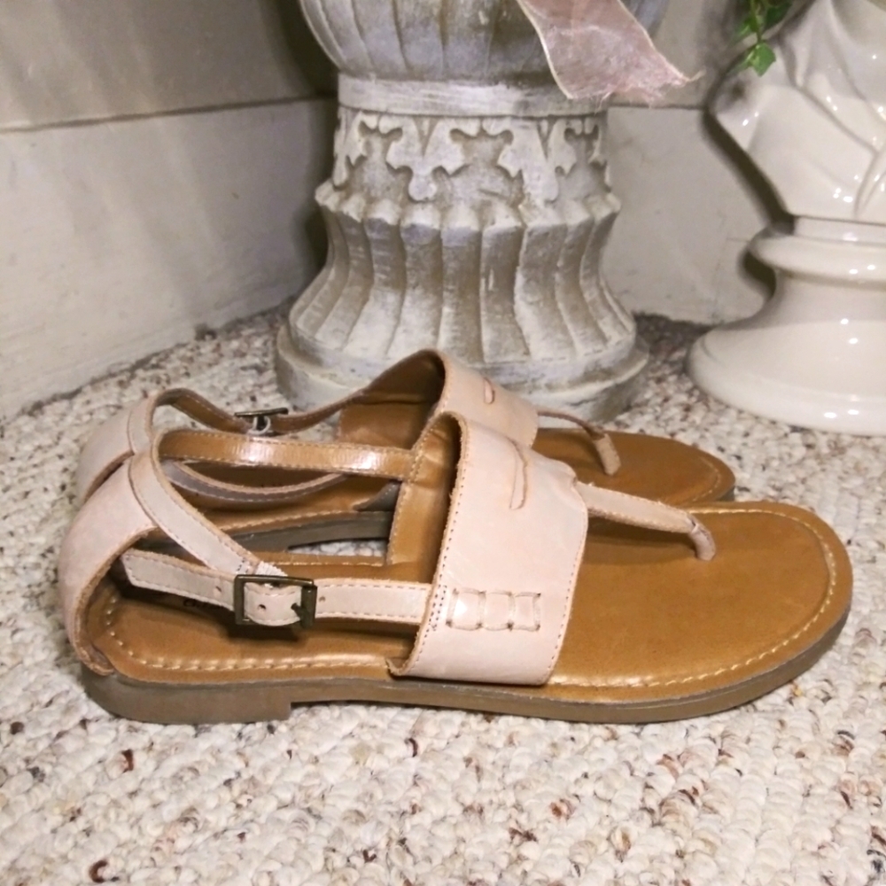 G.H. Bass & Co. Women's Nude/Tan Leather T-Strap Sandals